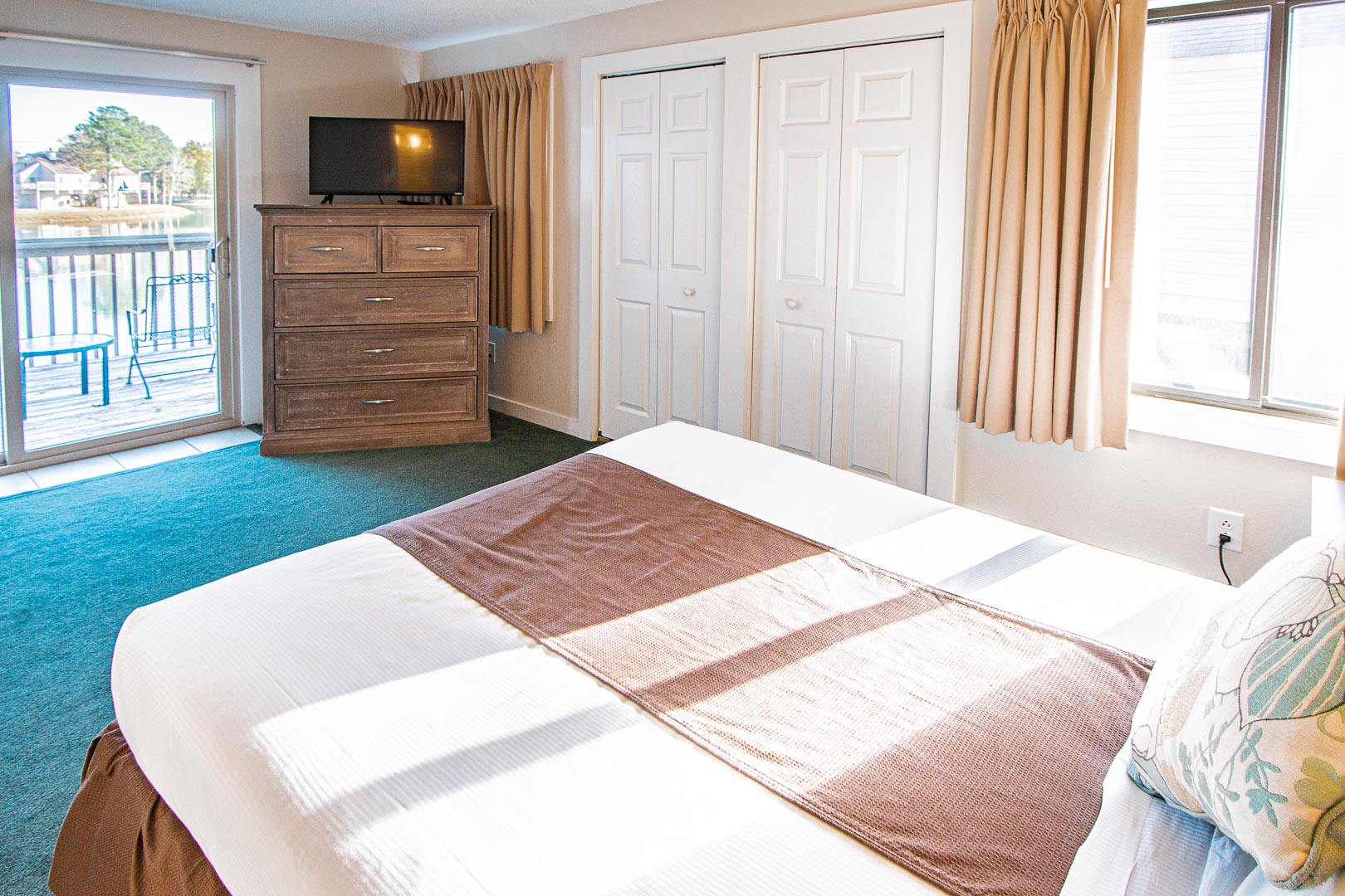 A spacious master bedroom at VRI's Waterwood Townhomes in New Bern, North Carolina.
